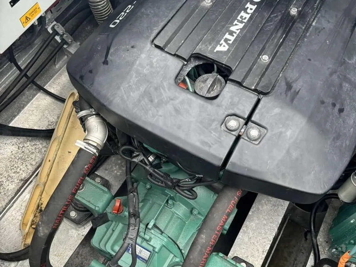 गस्त नौका विक्रीसाठी