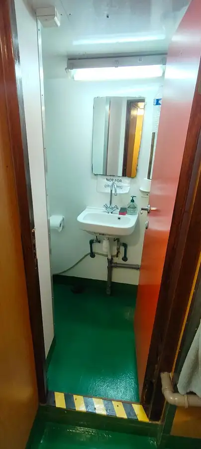 पुरवठा जहाज विक्रीसाठी