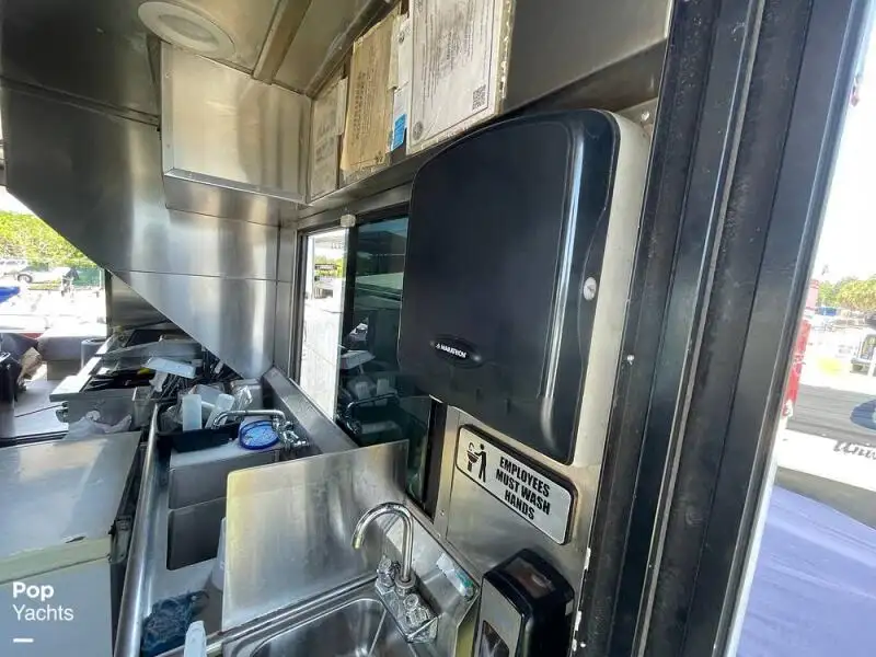 पॉन्टून विक्रीसाठी