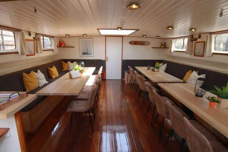 फ्लोटिंग हॉटेल विक्रीसाठी