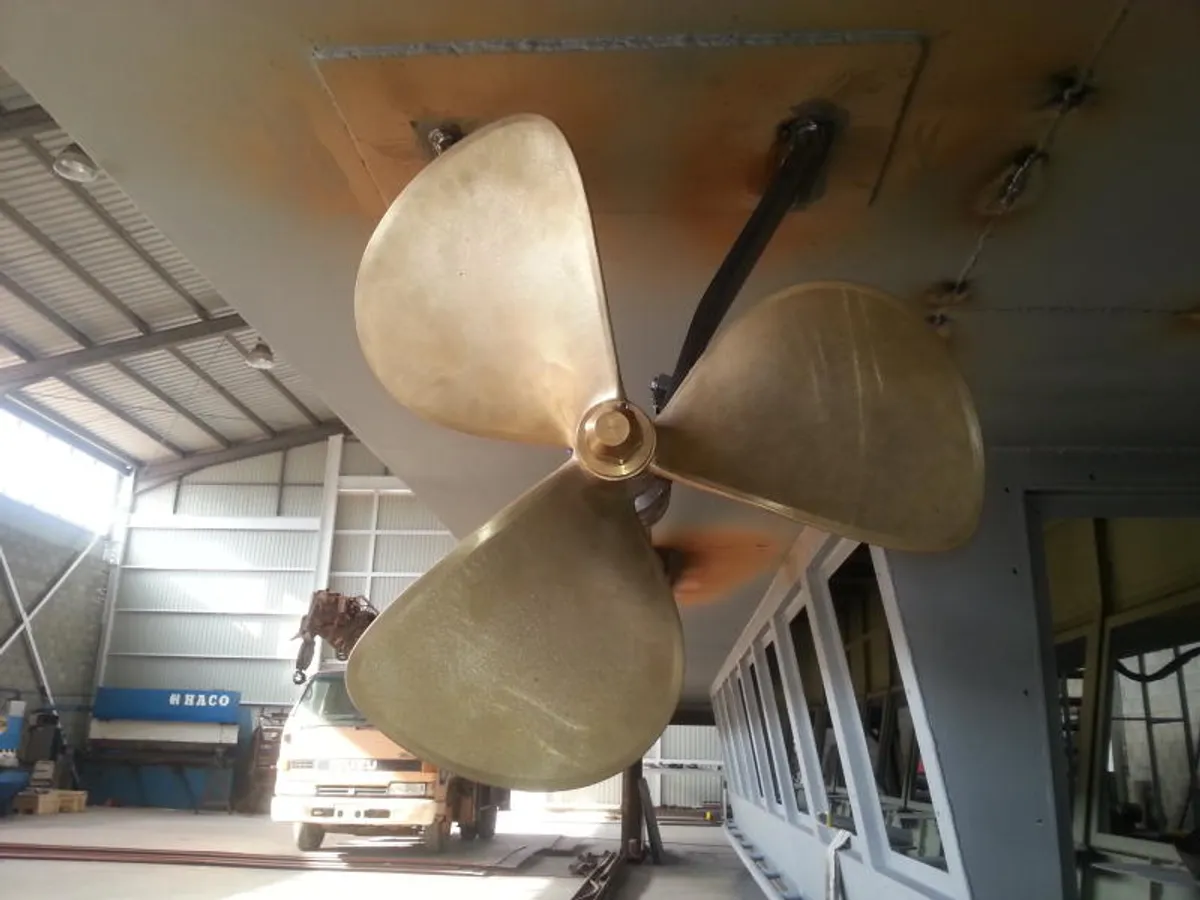 पर्यटन नौका विक्रीसाठी
