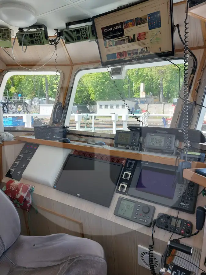 लाइव्ह मासे वाहून नेणारे जहाज विक्रीसाठी