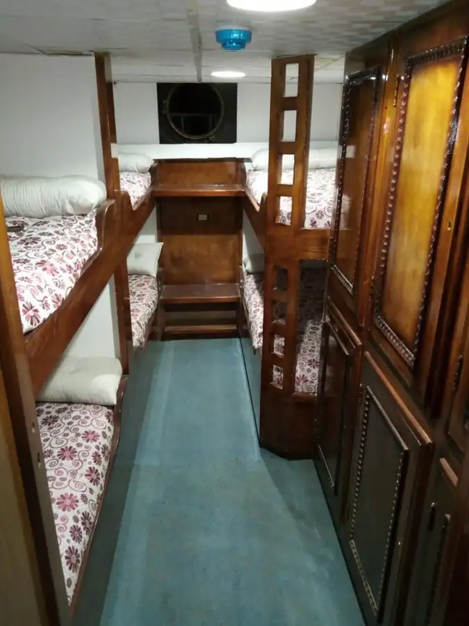 पुरवठा जहाज विक्रीसाठी
