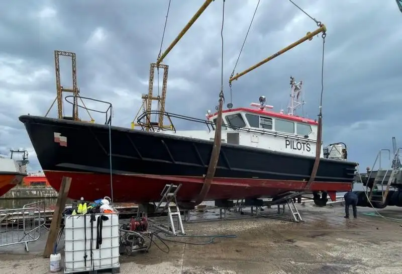 पायलट बोट विक्रीसाठी