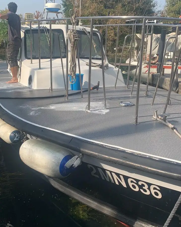 पायलट बोट विक्रीसाठी