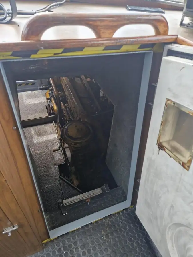 पायलट बोट विक्रीसाठी