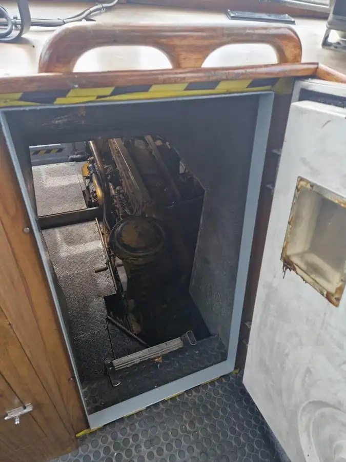 पायलट बोट विक्रीसाठी