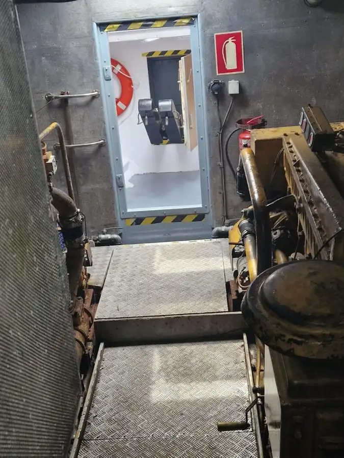 पायलट बोट विक्रीसाठी