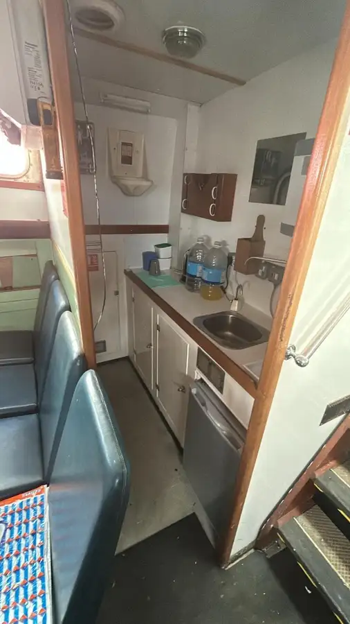 फेरी जहाज विक्रीसाठी