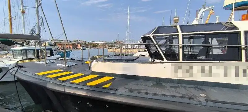 पायलट बोट विक्रीसाठी