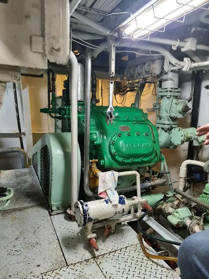 लांबलचक जहाज विक्रीसाठी