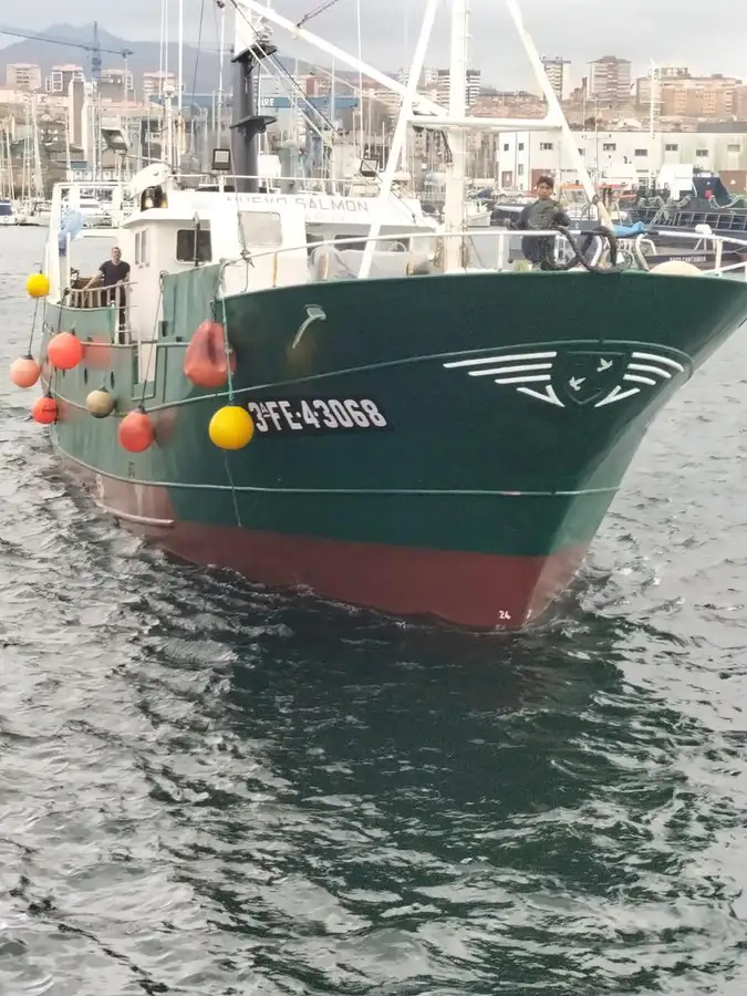 मासेमारी ट्रॉलर विक्रीसाठी