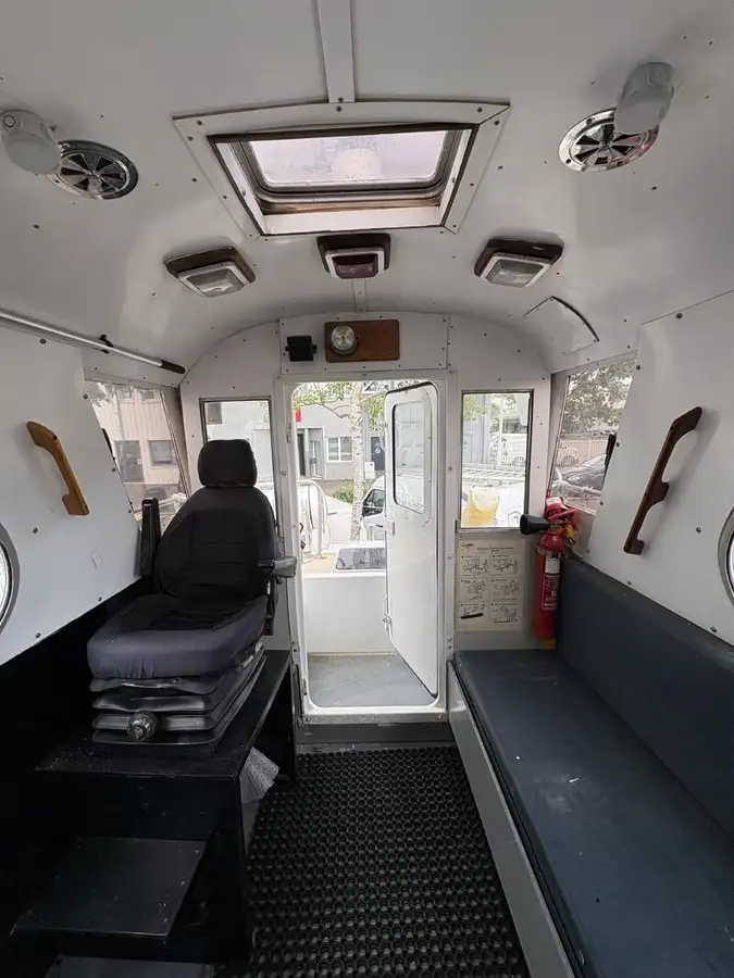 पायलट बोट विक्रीसाठी