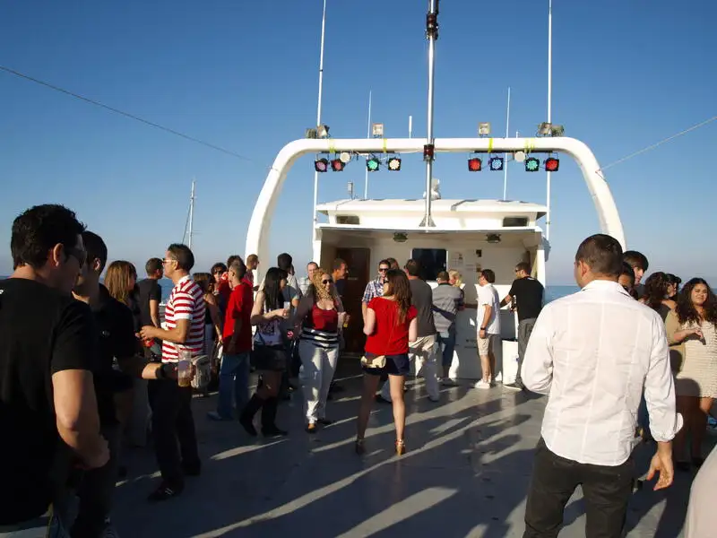 फेरी जहाज विक्रीसाठी