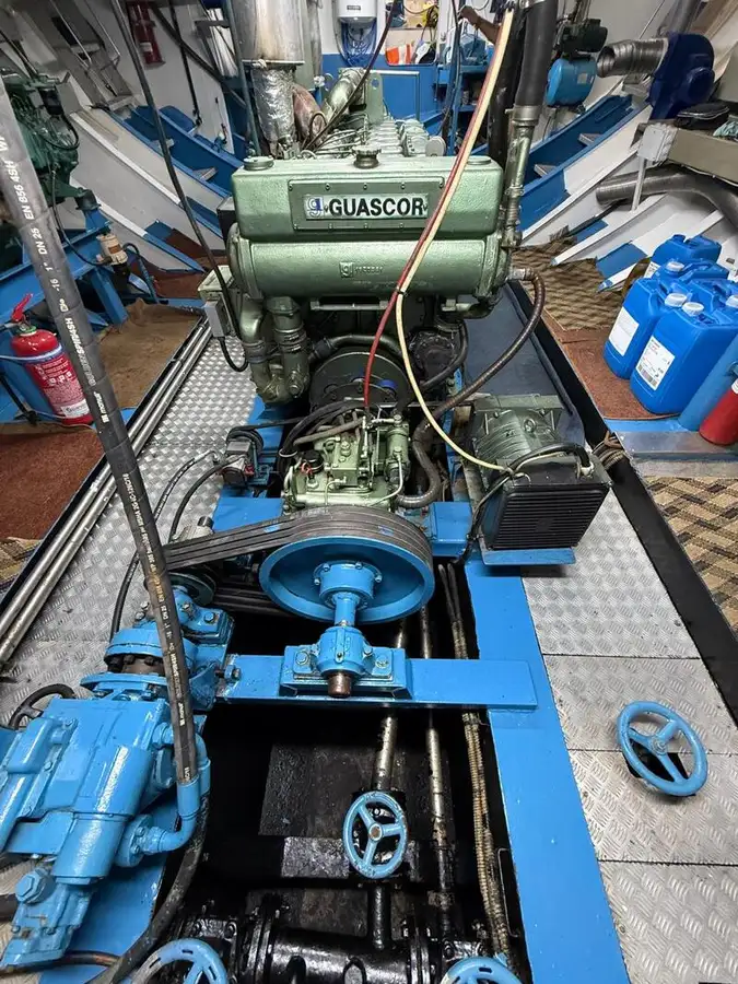 मासेमारी ट्रॉलर विक्रीसाठी