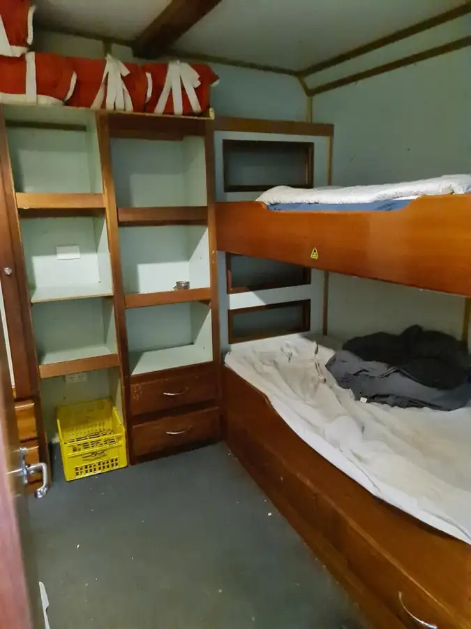 लांबलचक जहाज विक्रीसाठी