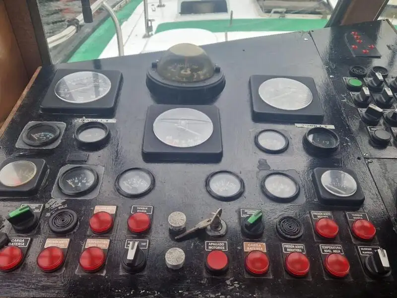 पायलट बोट विक्रीसाठी