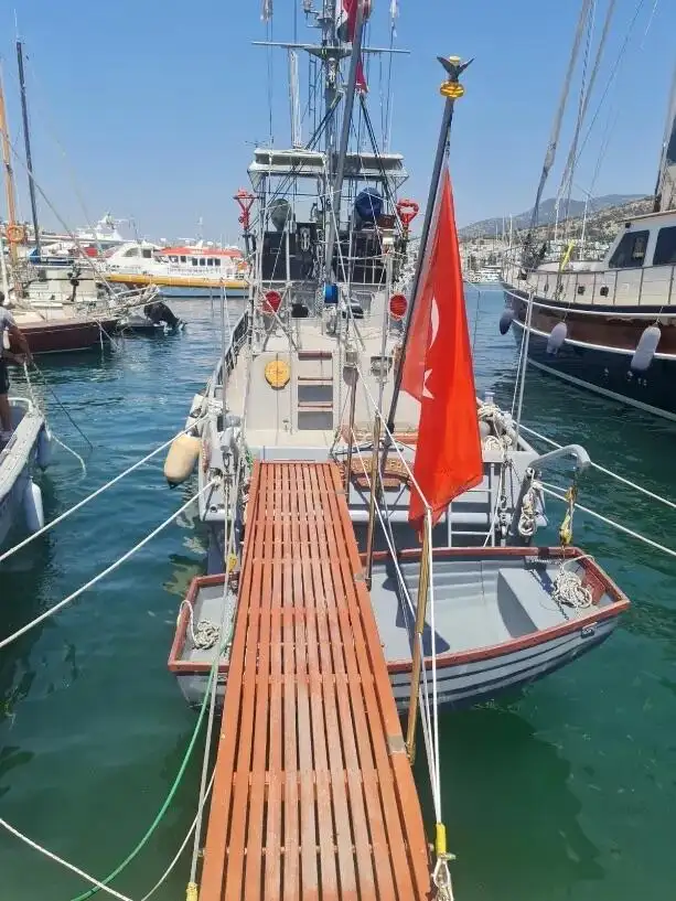 आग बोट विक्रीसाठी