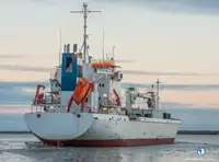 रेफर जहाज विक्रीसाठी